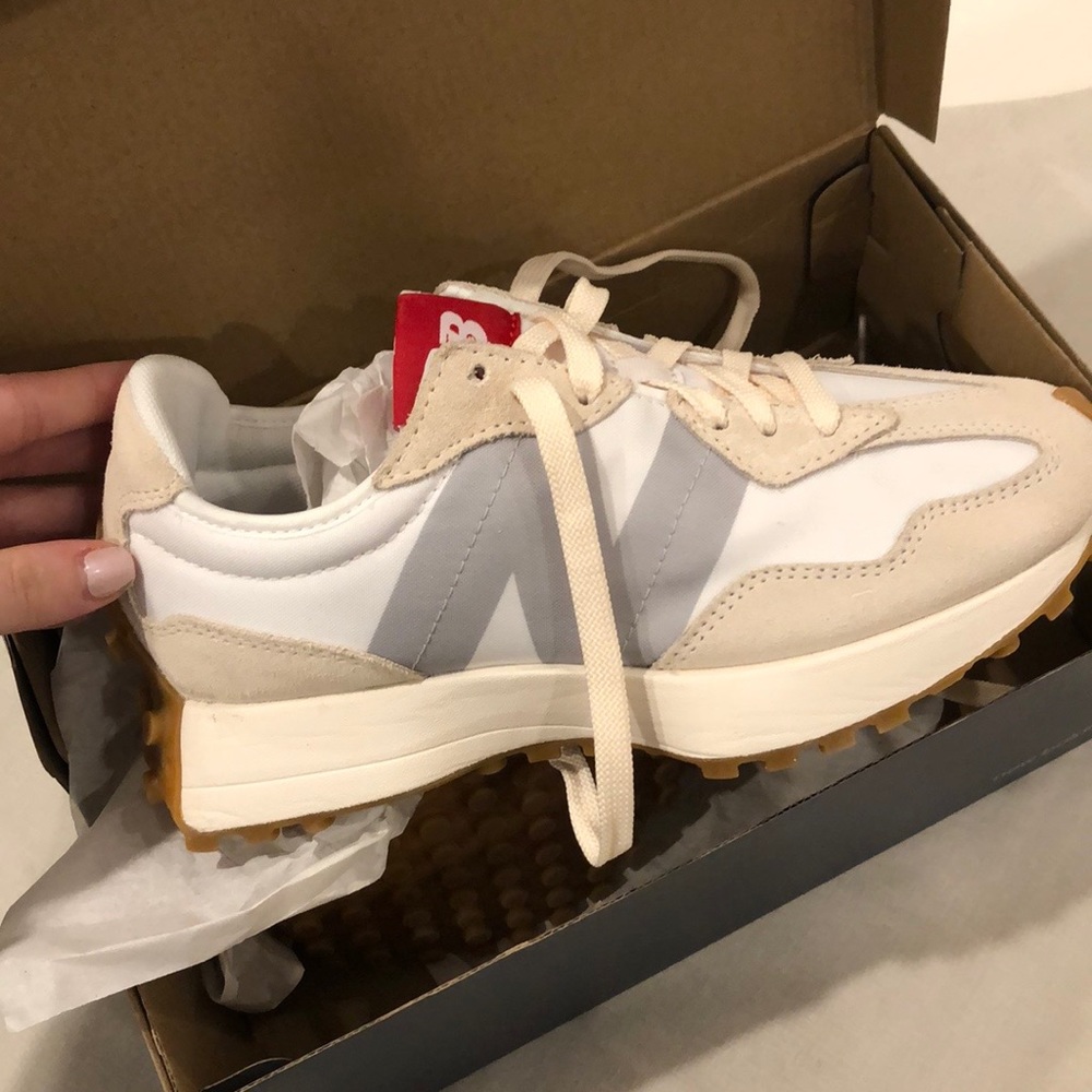 NEW IN BOX SIZE 5.5 men 7 w. New balance 327